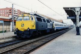 Locomotora diésel - eléctrica 333 - 040 de RENFE, fabricada por MACOSA y pintada en amarillo y gr...