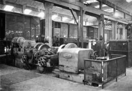 Torno Hegenscheidt en la nave de vagones de los talleres generales de la estación de Barcelona-Sa...