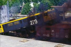 Locomotora eléctrica de la serie 279 de RENFE sobre un vagón en el simulacro de accidente ferrovi...