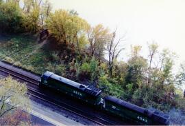 Vista de las locomotoras diesel BN-5574 (C30-7) y BN-4043 (B30-7AB) de la Burlington Northern (BN...
