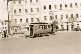 Tranvía de la EMT circulando en la Glorieta de Carlos V