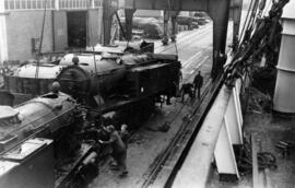 Desembarco de locomotoras de vapor del Ferrocarril del Langreo