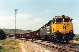 Locomotora diésel - eléctrica 333 - 006 de RENFE, fabricada por MACOSA y pintada en amarillo y gr...