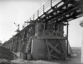 Antiguo puente de hormigón de 16 tramos y 387 m. Situado en el km 002,665 de la línea de Sevilla ...