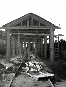 Obras de construcción del foso de reconocimiento de locomotoras de los talleres de la estación de...