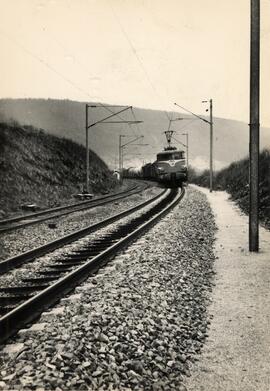 Tren eléctrico de mercancías circulando