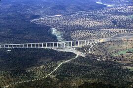 Vista aérea de un viaducto salvando desnivel del terreno sin identificar, de la línea de alta vel...