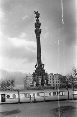 Locomotora Talgo Virgen de Begoña en Barcelona, ante Colón en la estación Término y por las calles