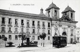 Vista general de la fachada del edificio del Gobierno Civil de Valencia, y de un tranvía