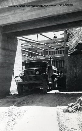 Vista de un camión pasando bajo la construcción del paso inferior en el km 330,038 para sustituir...