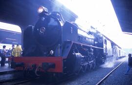 Locomotora de vapor 141F-2111 Mikado del Museo del Ferrocarril de Galicia, detenida en la estació...