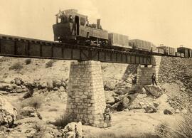 Ferrocarril de Otavi: Composición de vapor atravesando el puente de Wasserfall, en el kilómetro 2...
