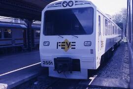 Automotor diésel serie 2500 FEMA de FEVE, detenido en la estación de Ferrol