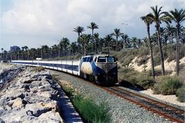 Locomotora diésel - eléctrica 333 - 089 de RENFE, fabricada por MACOSA y pintada en blanco y azul...