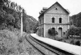 Estación de Aguas de Ribas de la línea de Ripoll a Puigcerdà, situada dentro del término de Campe...