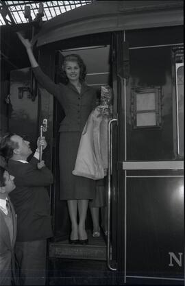 Sofía Loren saludando a su llegada a Madrid desde de un coche de viajeros de la Compañía Internac...