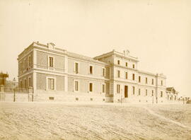 Fachada al patio de carruajes de la estación de Mora la Nueva en el km 191 de la línea La Zaida a...