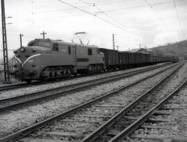 Tren de mercancías remolcado por locomotora eléctrica 7717 de RENFE (Serie 277 de RENFE)