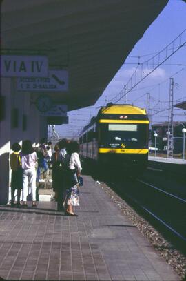 Automotor eléctrico o unidad de tren eléctrica o electrotren de la serie 444 de RENFE y viajeros ...