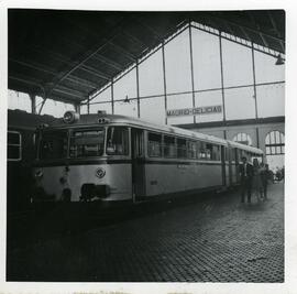 Automotor diésel o ferrobús de la serie 591 de RENFE en la estación de Madrid - Delicias