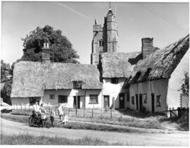 Casas de campo e iglesia en Cavendish, Suffolk, Inglaterra