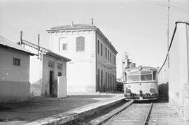 Ferrobús o automotor diésel de la serie 591 de RENFE, detenido en la estación de Liria de la líne...