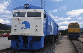 Locomotoras diésel - eléctricas 321 - 030 - 9 y 319 - 243 - 2 RENFE, ex. series 2100 y 1900 respe...