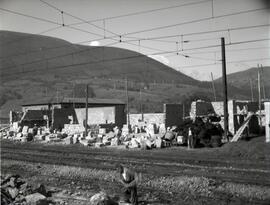 Construcción del edificio de viajeros de la estación de Los Corrales de Buelna, en la línea de Ve...