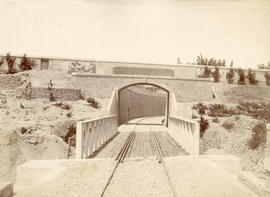 Puente sobre el río Huerva en el km 2 del ramal de enlace en Zaragoza de las líneas de Madrid a Z...