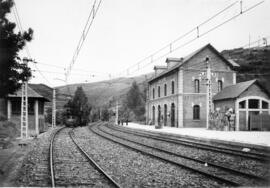 Edificio de viajeros y andén de la estación de Planolas, lado Ripoll, de la línea de Ripoll a Pui...