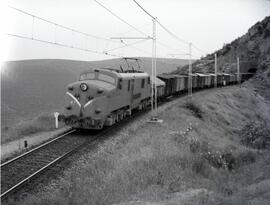 Composición de mercancías remolcada por locomotora eléctrica 7720 de la serie 7700 de RENFE, lueg...