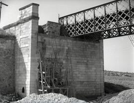 Sustitución del antiguo puente metálico de 11 tramos y 570,80 m sobre el río Guadiana, con vigas ...