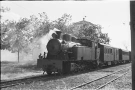 Composición de viajeros de la línea de vía estrecha de Madrid a Almorox, remolcada por la locomot...