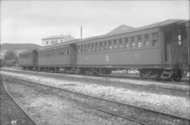 Composición de tres coches de viajeros aparcados en la zona de muelles de la estación de Gandía, ...