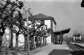 Estación de Noreña (El Berrón, Siero, Asturias) de los Ferrocarriles Económicos de Asturias, y al...