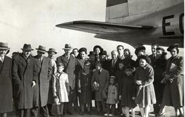 Grupo de gente posando [en el aeropuerto de Barajas]