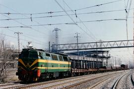 Locomotora diésel - eléctrica 333 - 003 de RENFE, fabricada por MACOSA y pintada en  verde y amar...