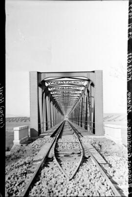 Sustitución de puentes metálicos. Vista frontal del puente nuevo terminado y desguazado el inmedi...