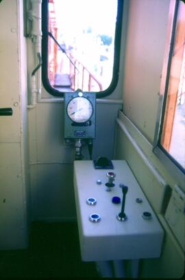 Detalle de la cabina de conducción con cuadro de mandos y teloc de un tractor o locomotora diésel...