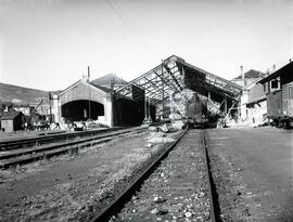 Estación de Pamplona. Edificios y dependencias anejas, y paisaje con el río Arga y puente