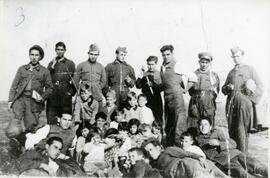 Grupo de soldados de ferrocarriles en Carabanchel
