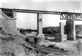 Reconstrucción de puente en el km 236,077 de la línea de Barcelona a Cerbère, también conocida co...