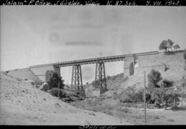 Puente metálico viejo sobre el arroyo de San Giraldo, en el km 87,304 de la línea de Salamanca a ...