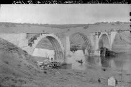 Puente de hormigón sobre el río Águeda, situado en el km 98,275 de la línea de Salamanca a Fuente...