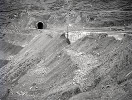 Puente de Matarredonda y túnel del Canto de los Galanes, en los km 62,039 y 62,090 de la línea de...