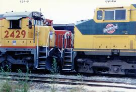 Vista parcial de las locomotoras diesel UP-2929 (C30-7) de Union Pacific y la CNW-8661 (C44-9W), ...