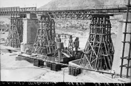 Puente de Matarraña IV, situado en el km 148,850 de la línea de Zaragoza a Barcelona, entre los m...