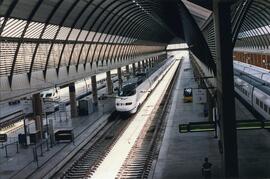 Composición AVE serie 100 de la línea de alta velocidad de Madrid a Sevilla, detenida en la estac...