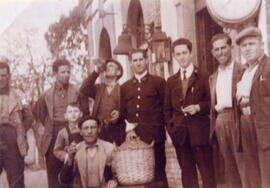 Personal ferroviario posando en la estación de El Cerro de Andévalo (Huelva)