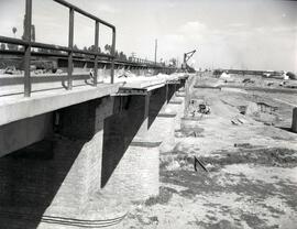 Antiguo puente de hormigón de 16 tramos y 387 m. Situado en el km 002,665 de la línea de Sevilla ...